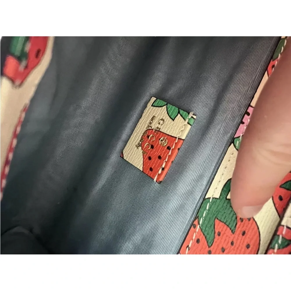 SOLDโค๏ธ ๐GUCCI Strawberry Print Zumi Leather Mini Shoulder Bag Cream & Red - Picture 10 of 11